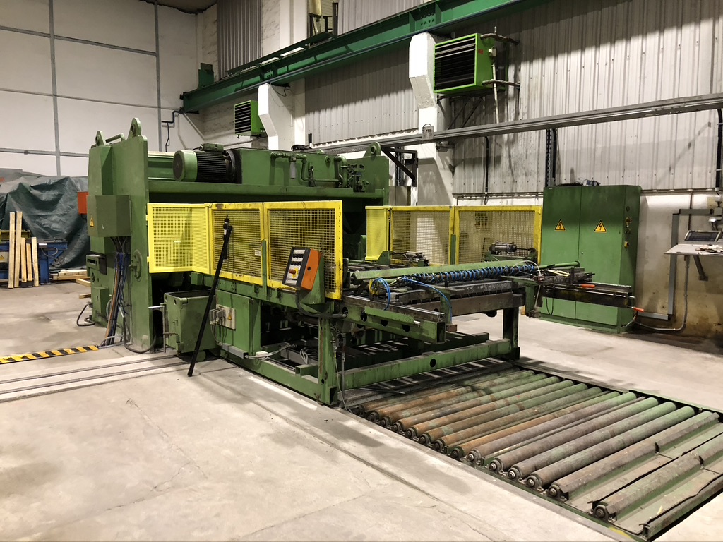 Processing line with roller conveyor in the Burg hall