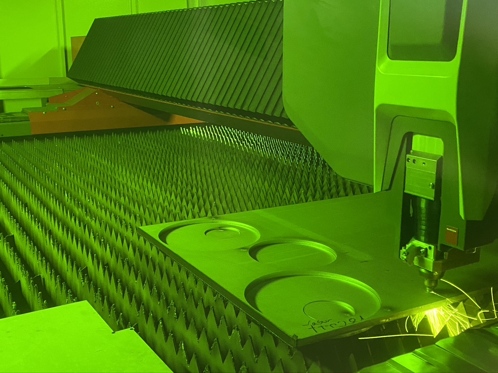Laser cutting head separates circles from a steel sheet