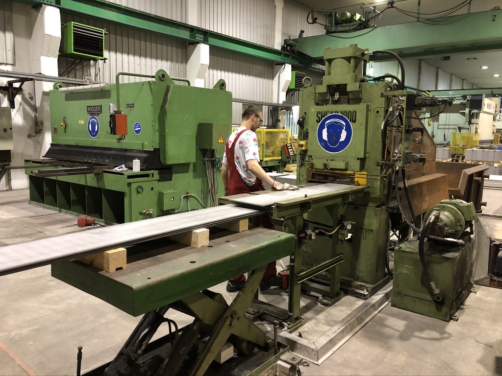 Employee at the plate shear cross-cutting steel strip