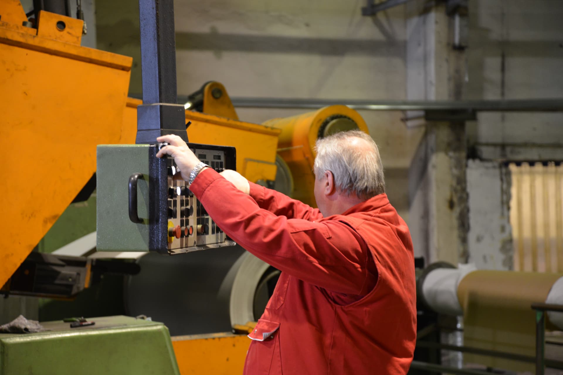 Employee operates the control panel of the cross-cutting line